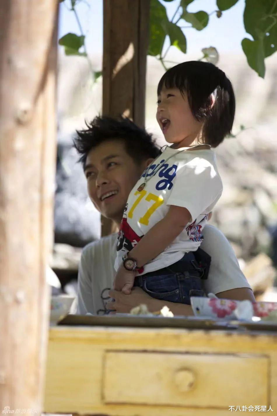 费曼|《爸哪》萌娃身高现状：费曼1米82体重180斤，康康身高超1米8