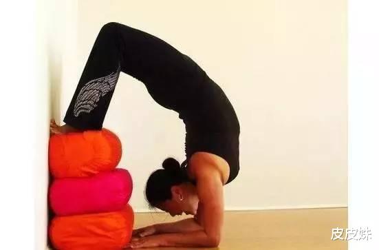 如何成就瑜伽最美体式：蝎子式。只要这几步作对了