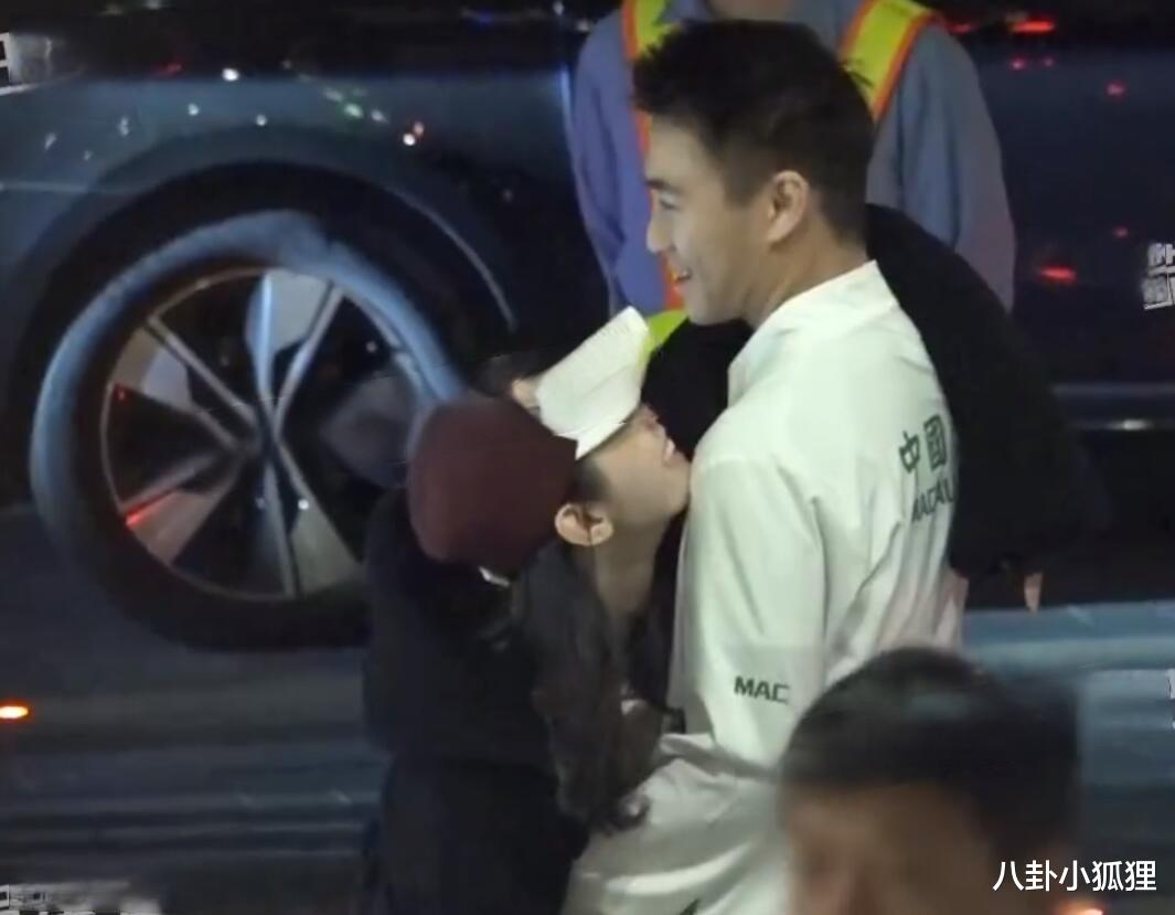 奚梦瑶一家三口聚会，结束后她挂在何猷君身上撒娇，男方表情亮了