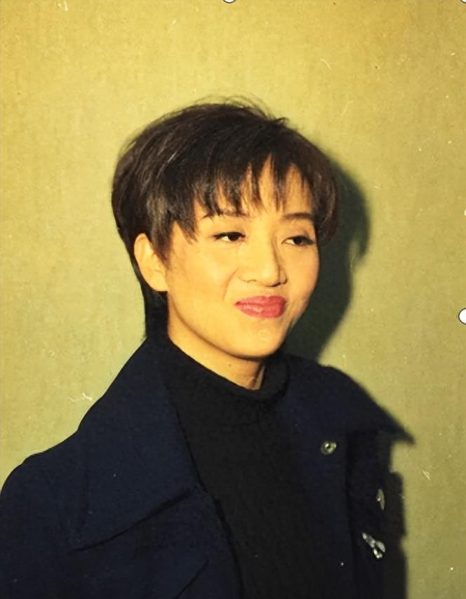 吴君如在香港街头可谓是赚足眼球！手拎30万高奢包，一头金发女人味十足