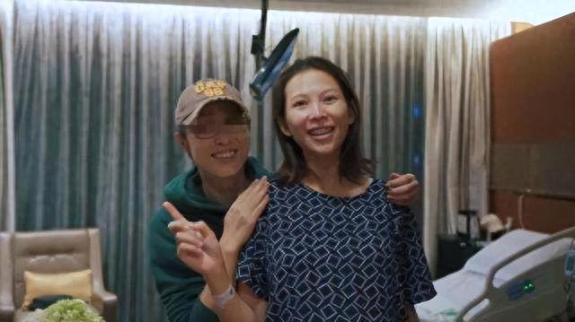 蔡少芬坦然面对衰老，不介意年龄，50岁美颜跟素颜差距大，挺显老