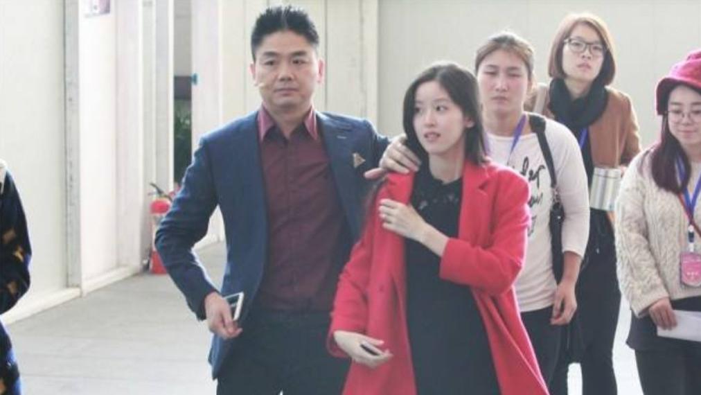 章泽天|30岁章泽天参加香港论坛！穿六万小香风十分淑女，手上钻戒更抢镜