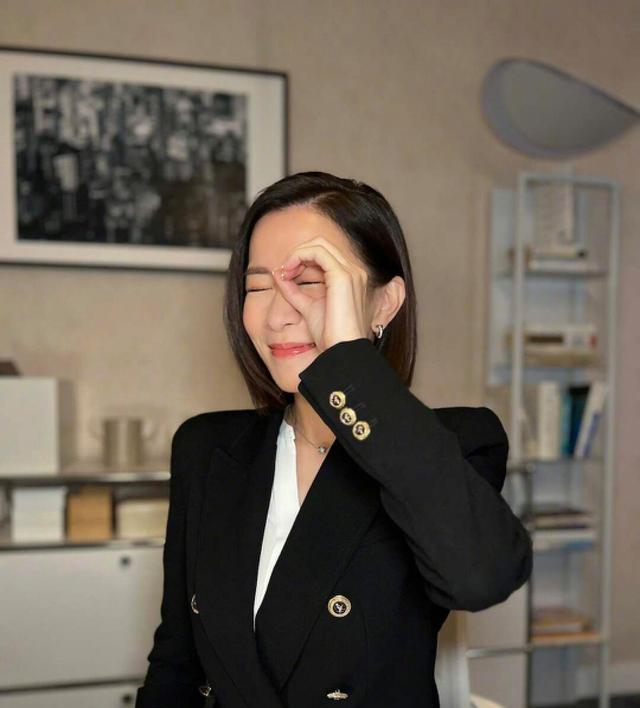 佘诗曼|佘诗曼喜迎48岁生日！众港星到场送祝福，汤盈盈露三寸事业线