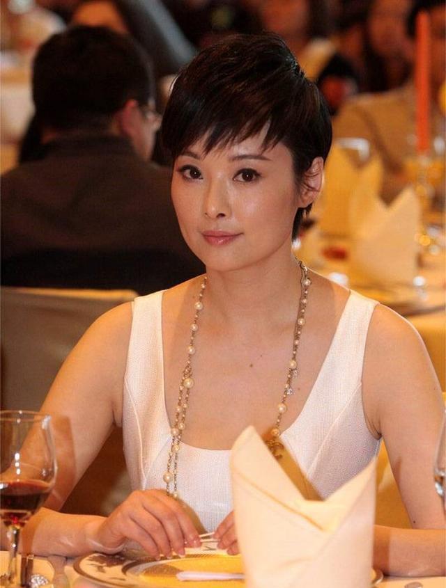 51岁袁立与二婚老公齐露面!状态姣好发型时尚,体重120斤很幸福