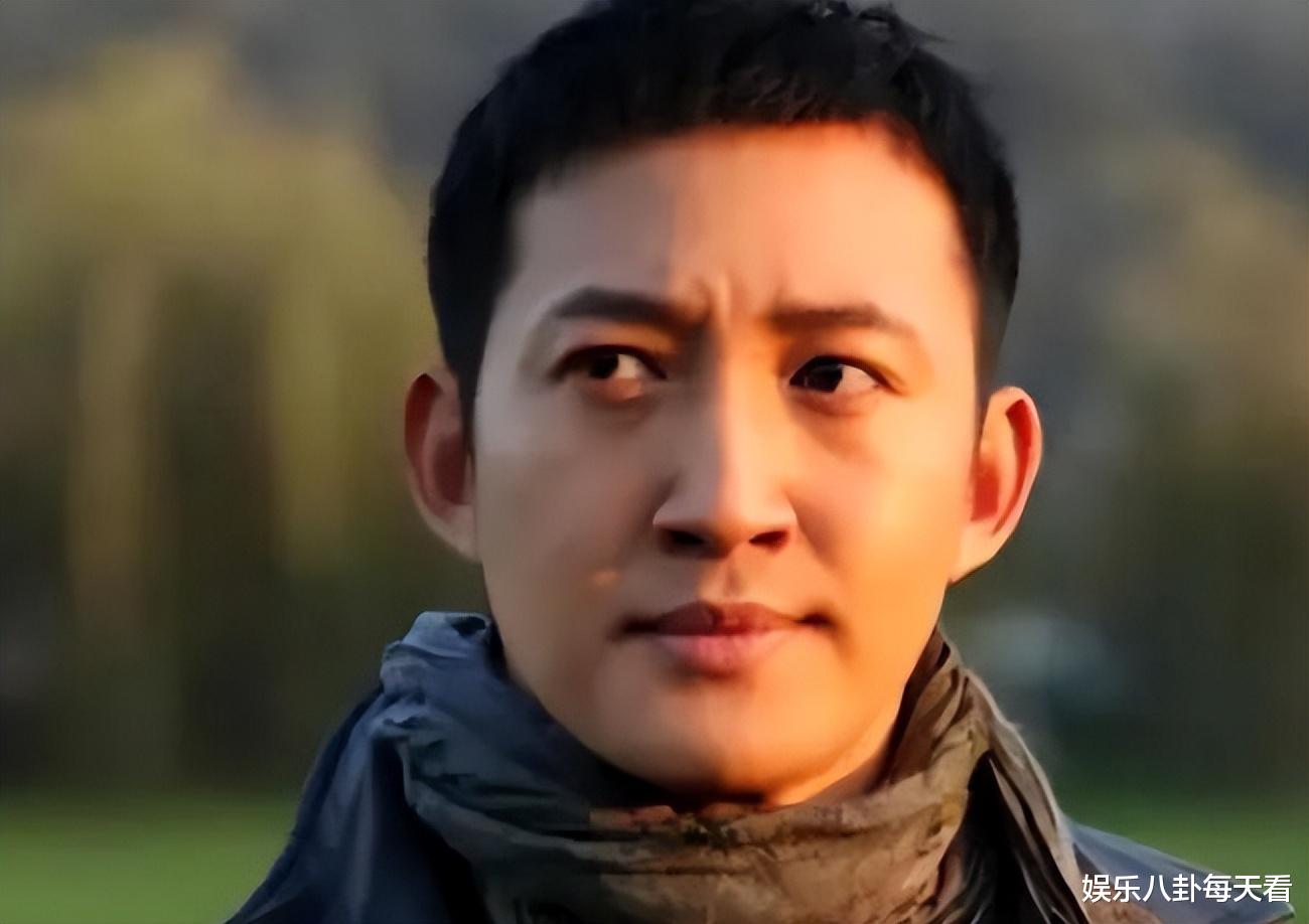 他是富二代,被蒋欣抛弃16年后,45岁终于红了,如今一家三口幸福美满