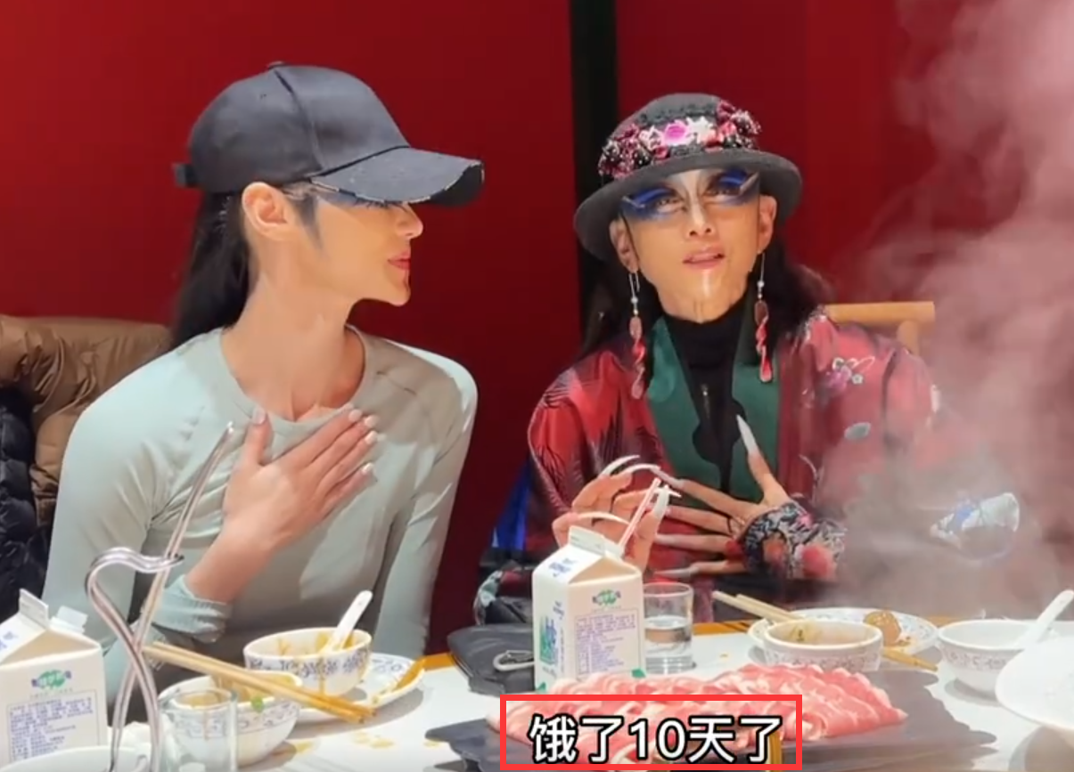 杨丽萍|杨丽萍吃火锅涮半斤羊肉,打破不吃肉戒律,超长指甲拿筷子不方便