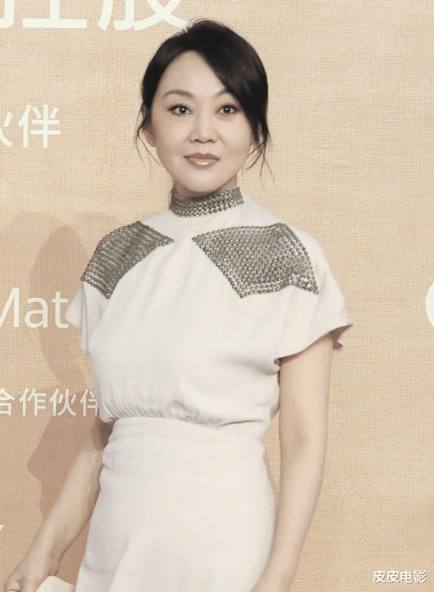 这一夜,袁泉气质出圈,殷桃女人味十足,何赛飞咬嘴唇可爱