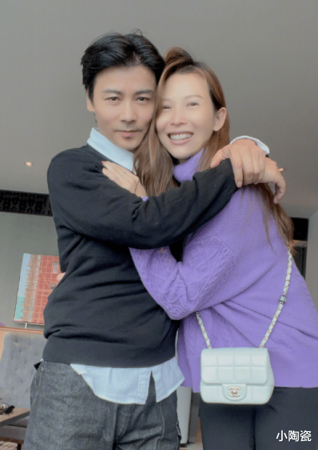 蔡少芬|蔡少芬首带仨儿女旅行，直言兴奋又紧张，大女儿长相像妈身高瞩目