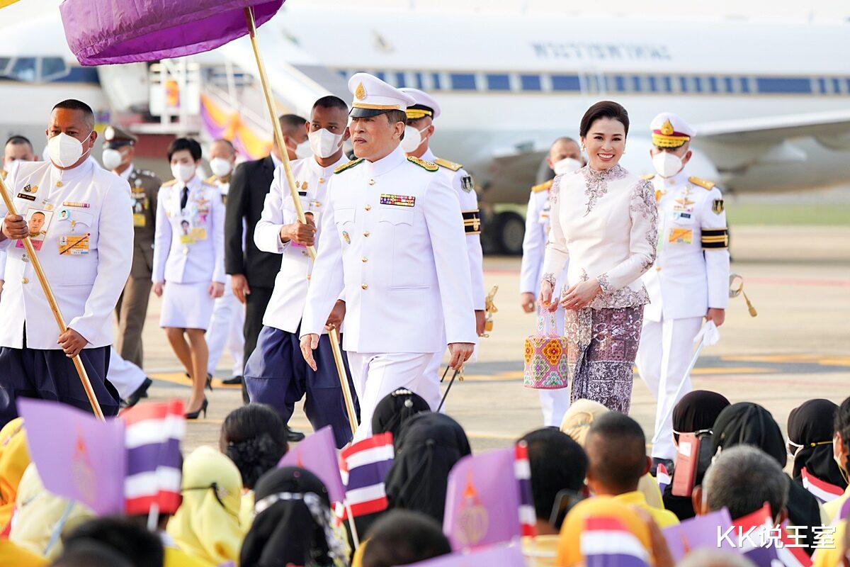 泰王后苏提达现身公务,一身“紫藤花”装扮,眼影有点浓