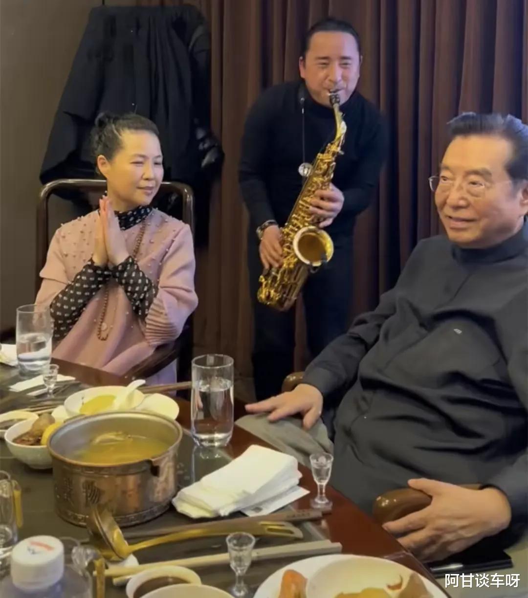 李双江|84岁李双江真惬意！带梦鸽聚餐，染头发，为迎接儿子出狱