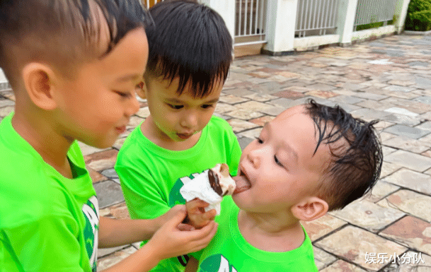 胡杏儿50岁老公独自带3娃,兄友弟恭太和谐,网友评酷似3胞胎