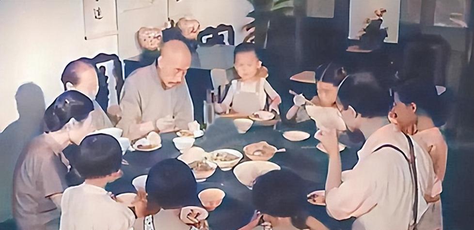 演员向梅：83岁退休后生活悲凉，背后真相曝光，才知道风光后的痛