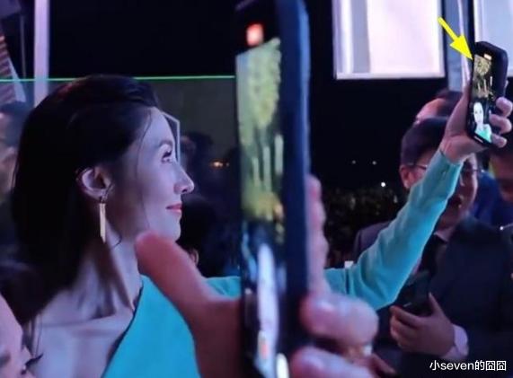 53岁李嘉欣近照曝光,抿嘴笑时暴露几层皱纹,网友调侃:瘦到脱相