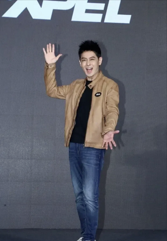 林志颖|林志颖再开挂!和亲弟同框似两代人,穿机车外套不像奶爸像小鲜肉