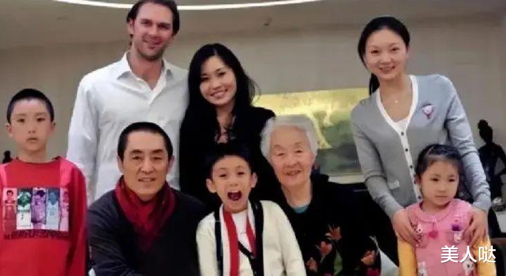 张艺谋老婆太会做人!与婆婆继女合影打扮朴素不抢风头,素颜出镜站最边缘像局外人