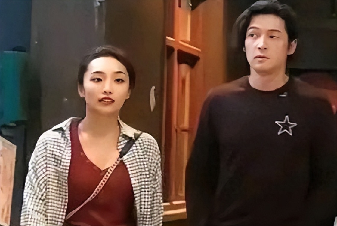 胡歌带妻女三亚度假,谈婚后现状引热议,老婆短裤长腿直呼惊艳