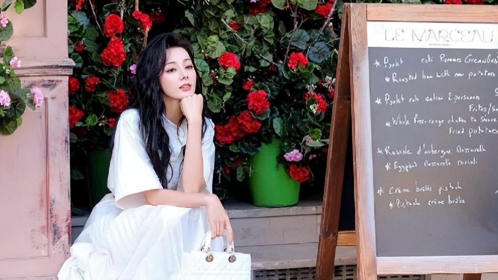 曝迪丽热巴已婚，时装周邀请函被称夫人，疑与黄景瑜穿情侣装官宣