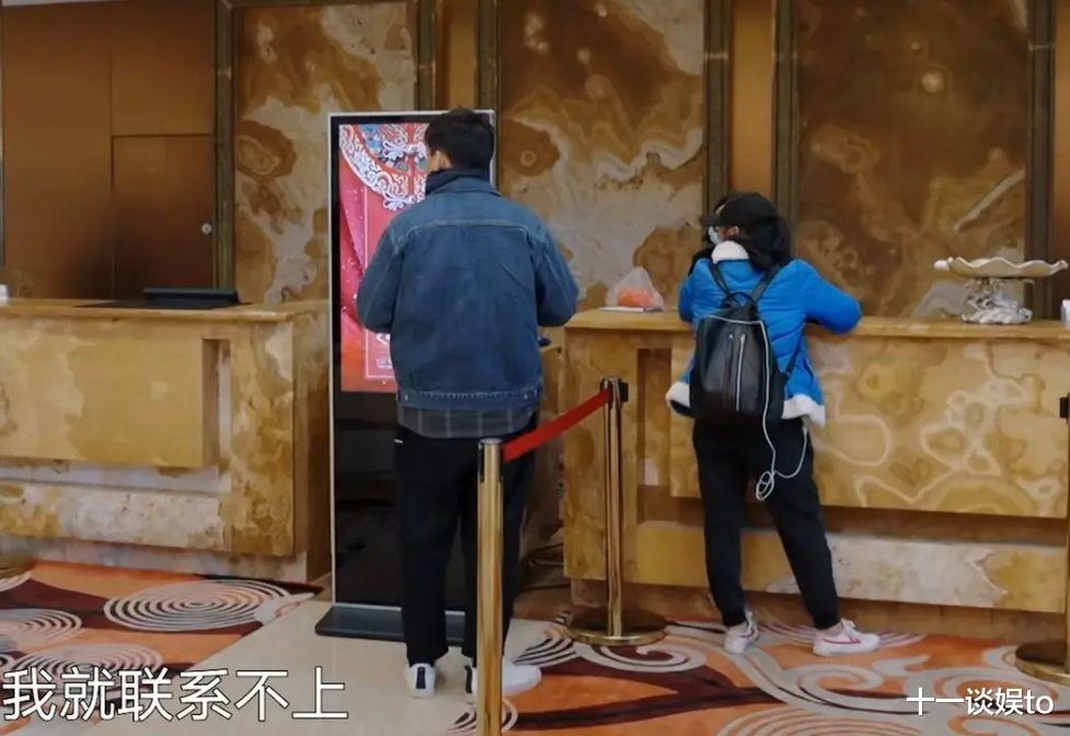 何炅|何炅坐高铁被偶遇,头发浓密穿搭时尚,背影年轻如同二十岁小伙