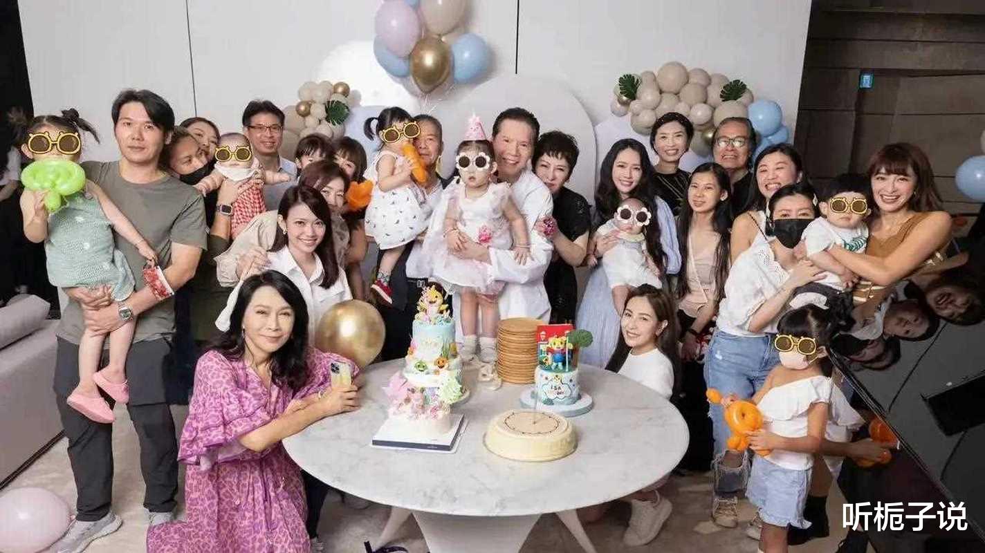 小奶黄探班陈岚成全场焦点!向华强抱着爱不释手,眼里充满爱意