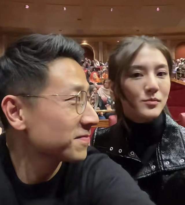 施伯雄|施伯雄对吴千语死心塌地，晒最新合照秀恩爱，百亿豪门为女方敞开