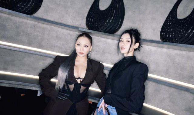 奚梦瑶|奚梦瑶穿透视拼接牛仔裤引争议,和李彩琳比美,有失豪门阔太风范