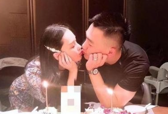 张馨予夫妇现身丽江游玩,何捷被拍全程黑脸,二人被曝已秘密生女