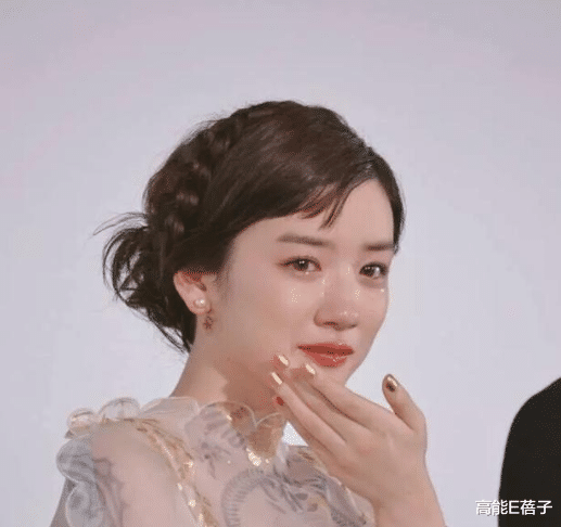 腮红 日韩迷惑审美三大件：水光肌、发光卧蚕、双开门肩膀