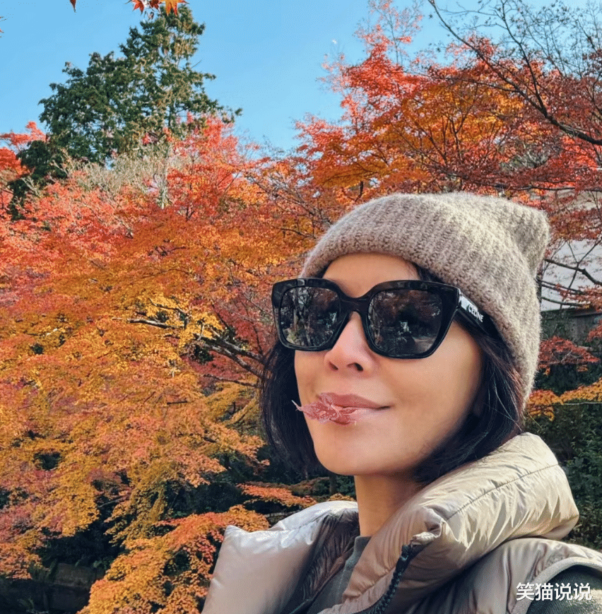 刘嘉玲晒照：梁朝伟观看雕像好认真，与妈妈一起逛京都