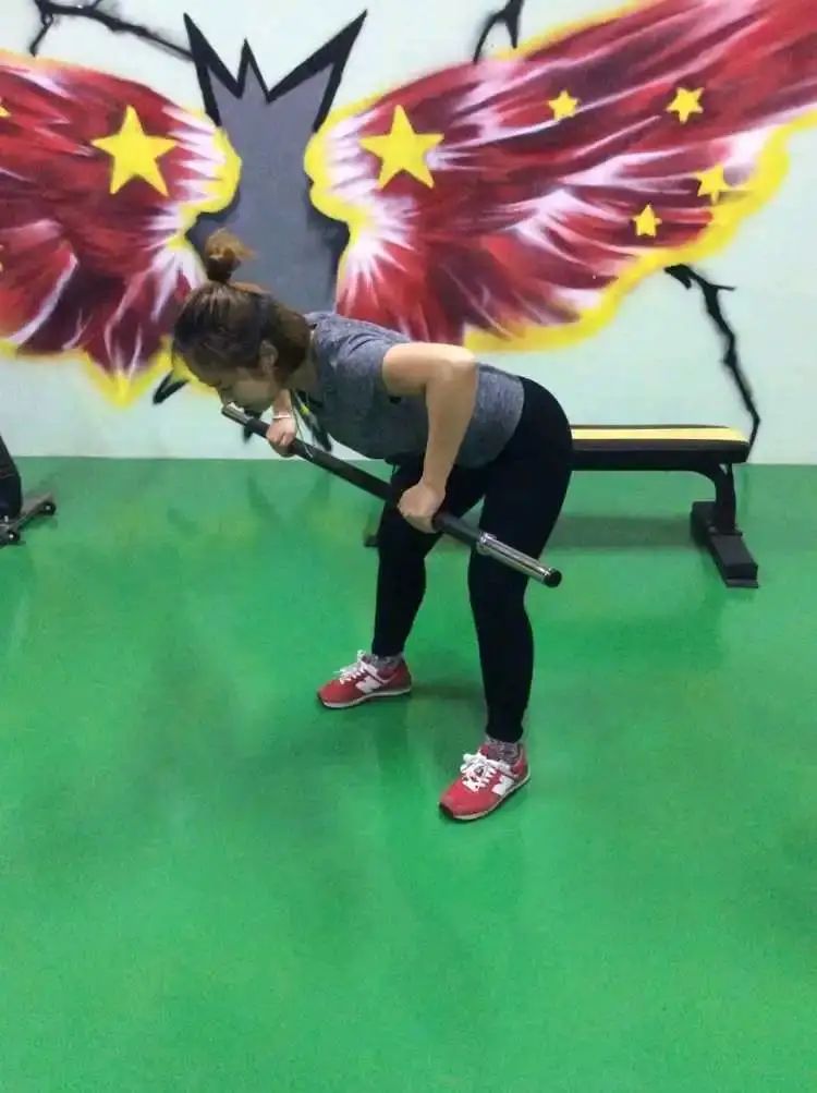 哑铃|练哪些肌肉,可以使身材变得挺拔?