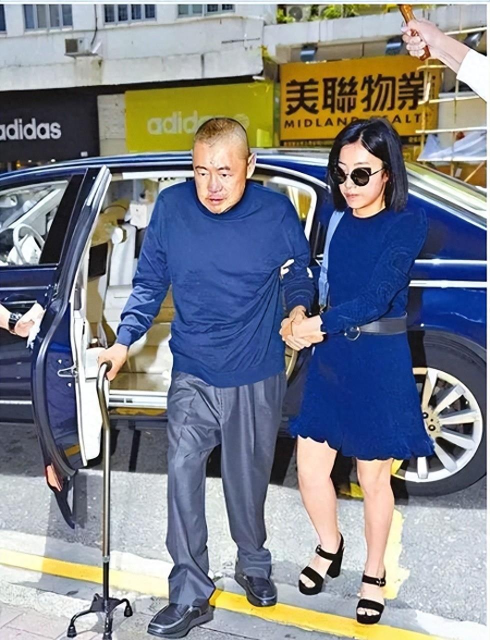 刘銮雄太太甘比在深夜发文，疑似诅咒李嘉欣和吕丽君！