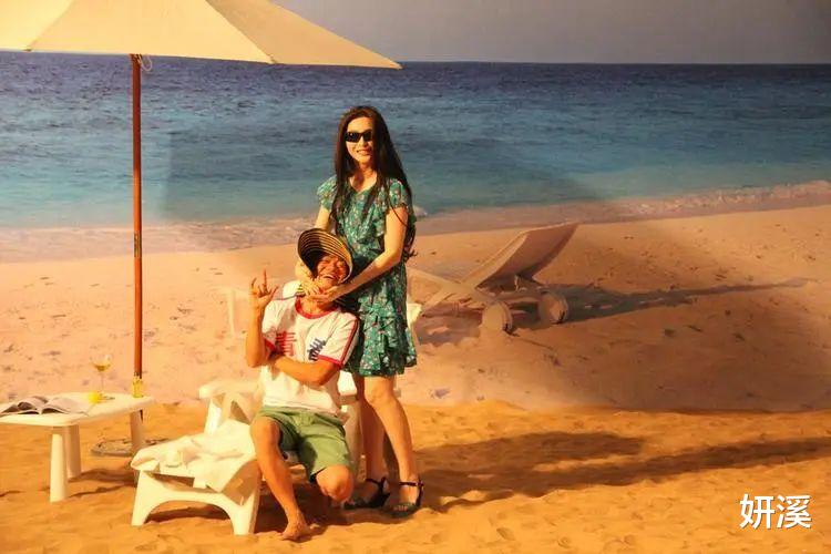 马蓉和王宝强离婚后首次合影!37岁马蓉新染一头金发像大学生