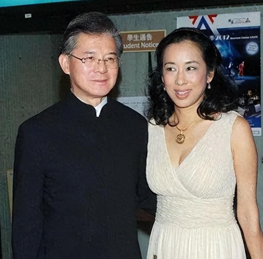 600亿财产!朱玲玲不掺和罗家夺产之争,网友:为霍启刚离婚了