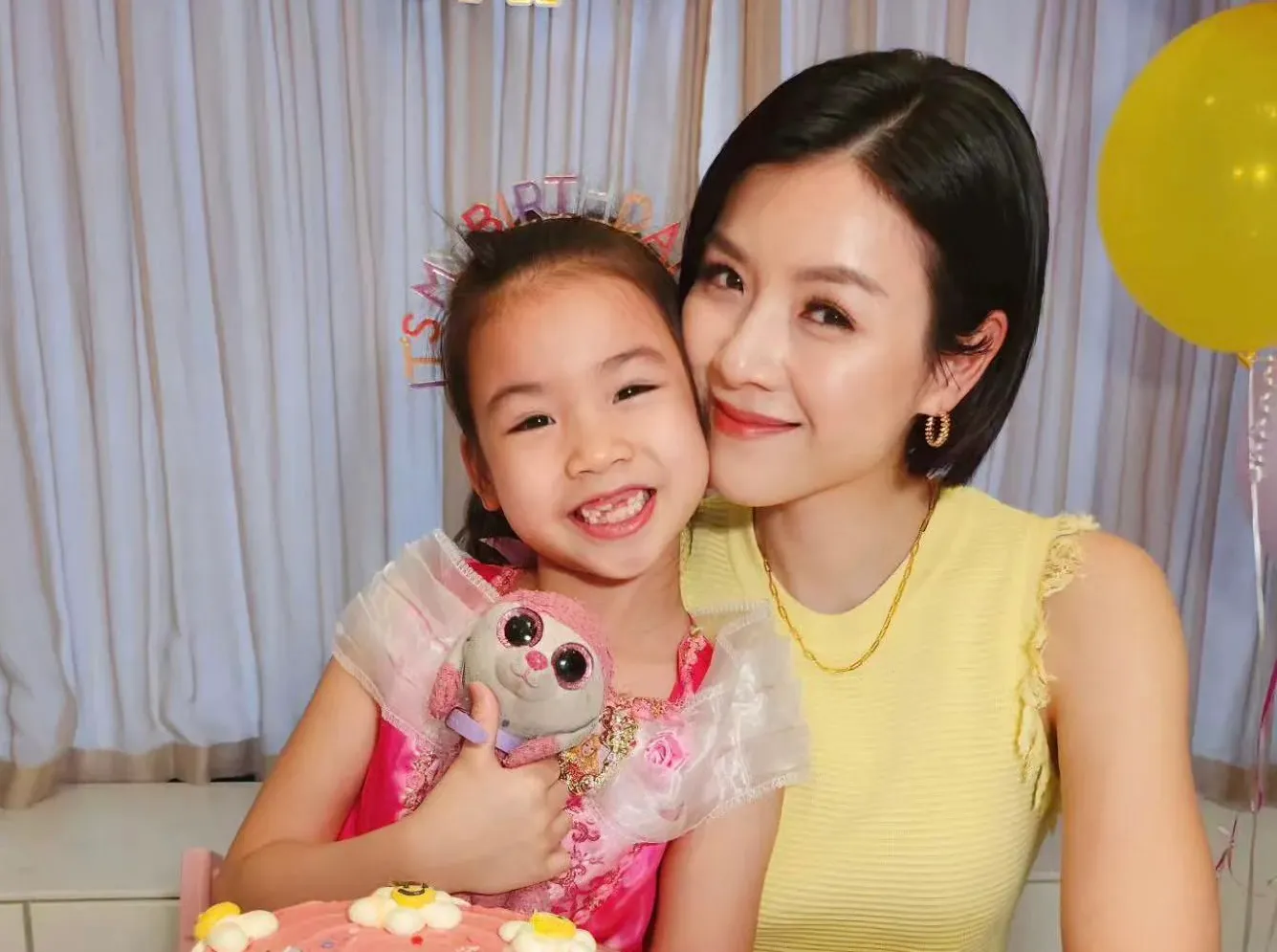 陈茵媺晒全家福为大儿子庆生，10岁陈梓烨阳光帅气，模样像爸爸陈豪