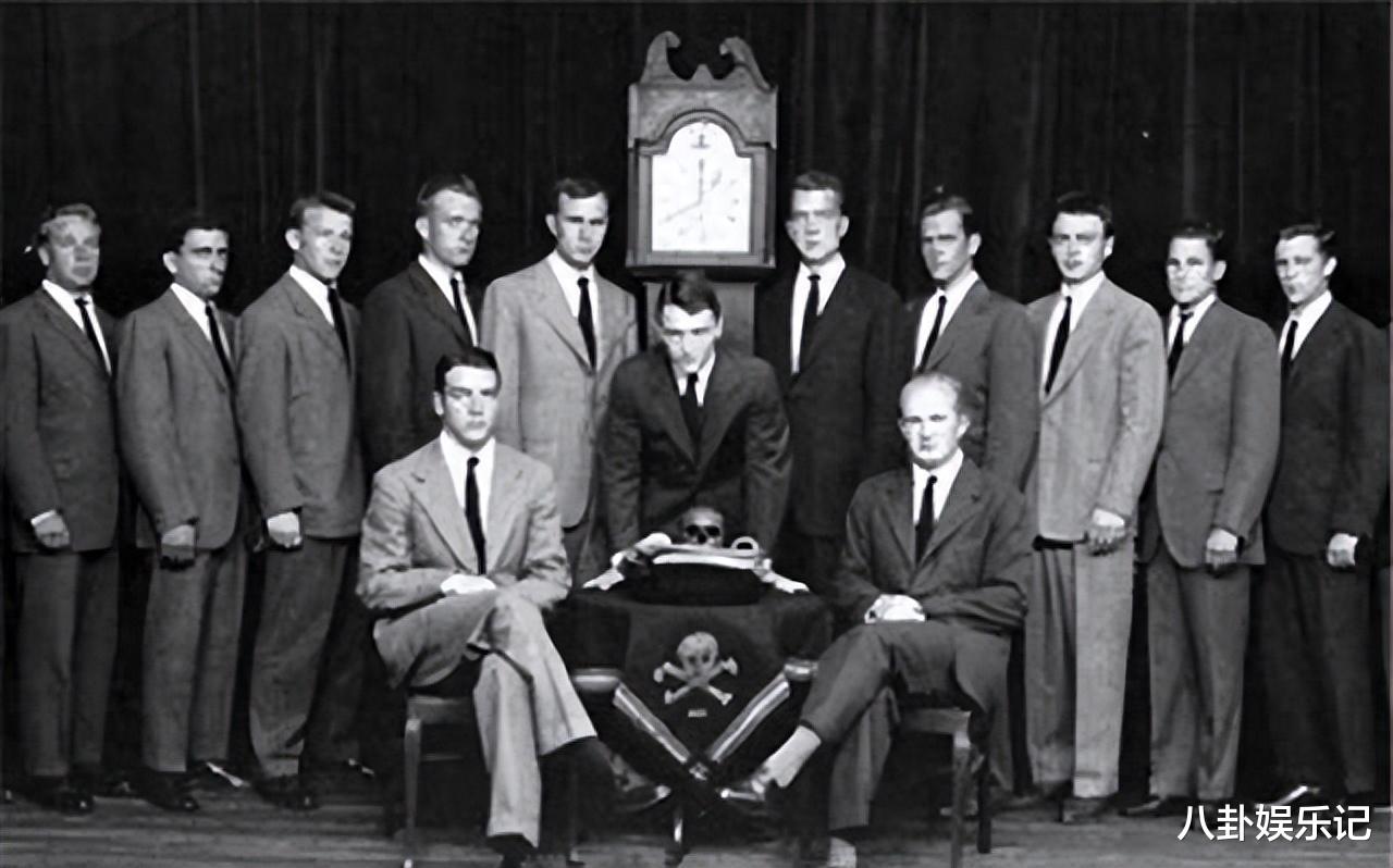 曝Lisa被光明会接纳!晒高级珠宝官宣代言,曾穿短裙对镜下蹲疑低俗暗示