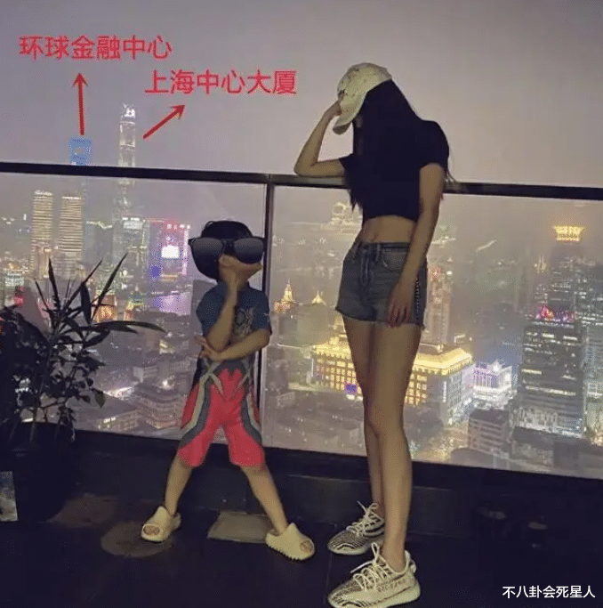 杨颖带儿子吃豪餐，事业停摆的她，被曝坐拥27亿身家不用愁