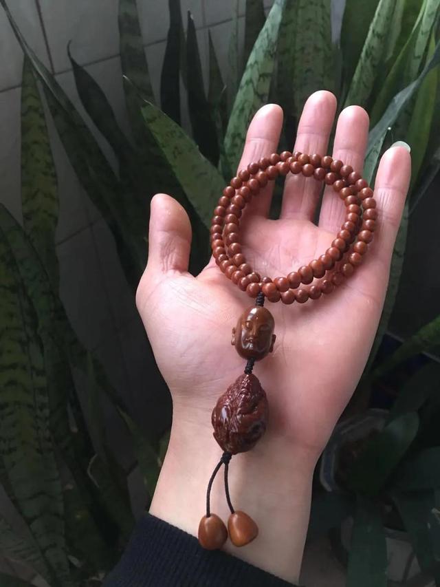 橄榄核|一条素铁核,4年被他盘的透透的!多少人看一眼,就再也忘不了