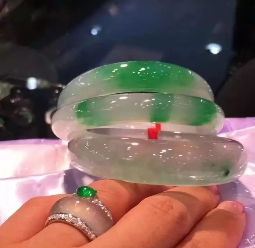 玉和翡翠,这容易被混淆的玉石,你能分辨出来吗?