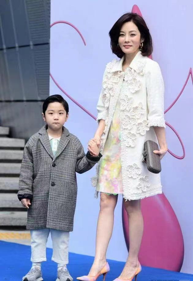 蔡琳|43岁蔡琳现身首尔时装周!6岁儿子罕见露面,母子情深让人羡慕