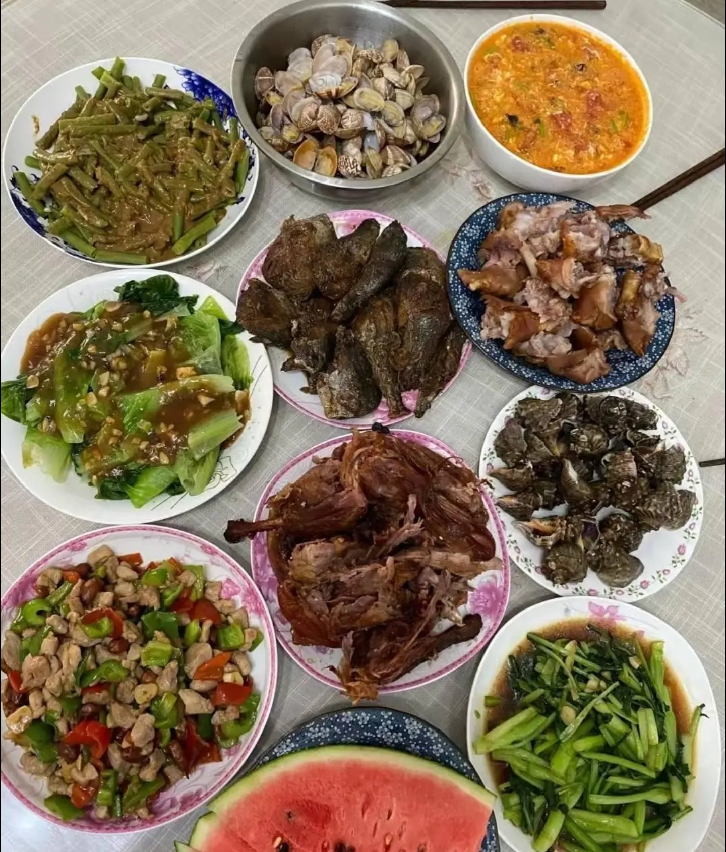 青岛|青岛女子晒一家五口晚餐，每月伙食费过万，网友一看饭菜坐不住了