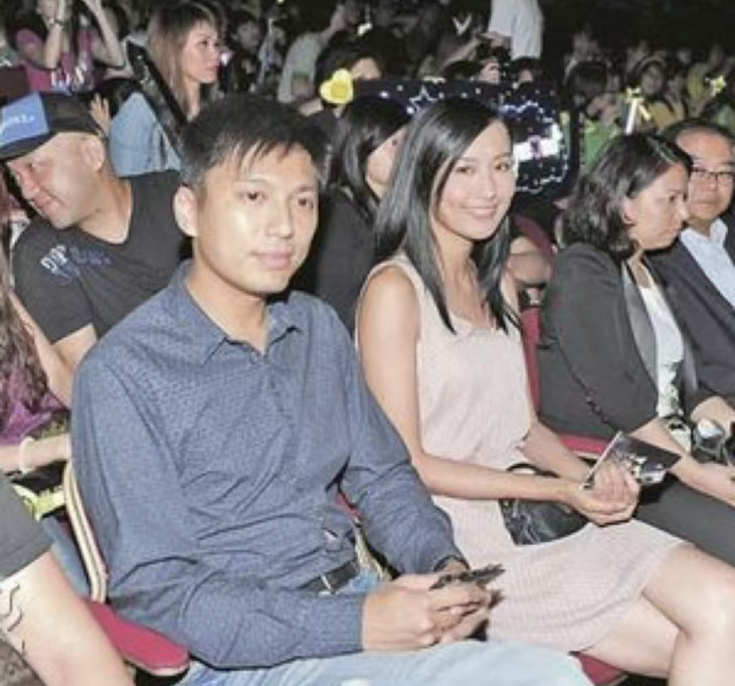 41岁陈法拉近状曝光，与老公品红酒共度感恩节，纯素颜露面超接地气