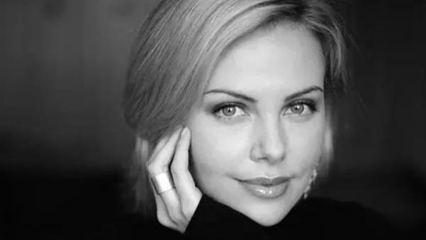 大牺牲尺度，塞隆女神在这片中不断嚯嚯自己，换来奥斯卡影后奖杯