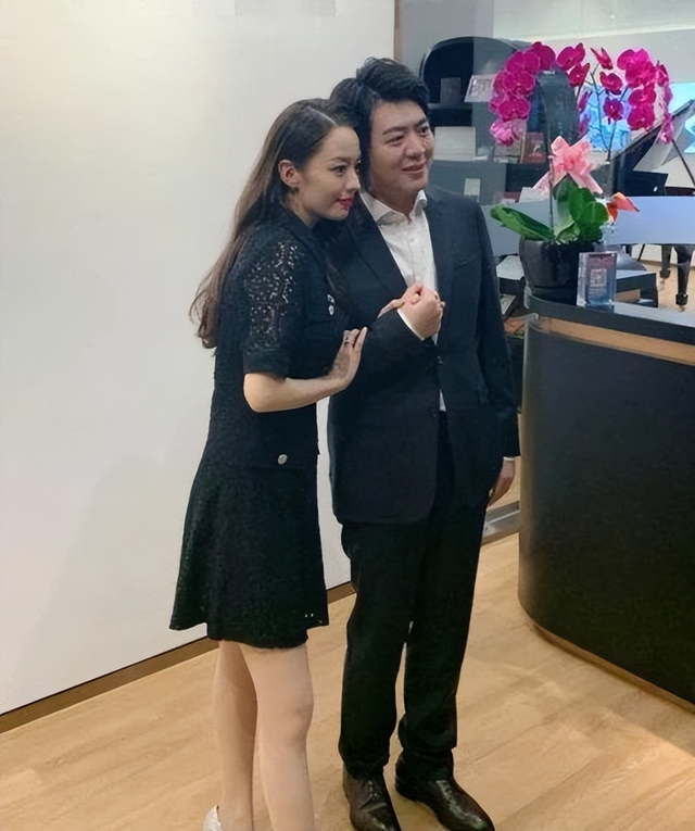 郎朗老婆在街头被拍,不化浓妆并没觉得多漂亮,尖嘴猴腮普通得很