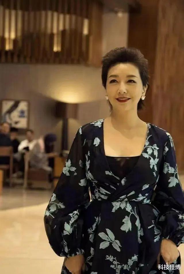 发型 56岁江珊颜值没有“掉线”发型美出圈！超短发配花裙别有韵味！
