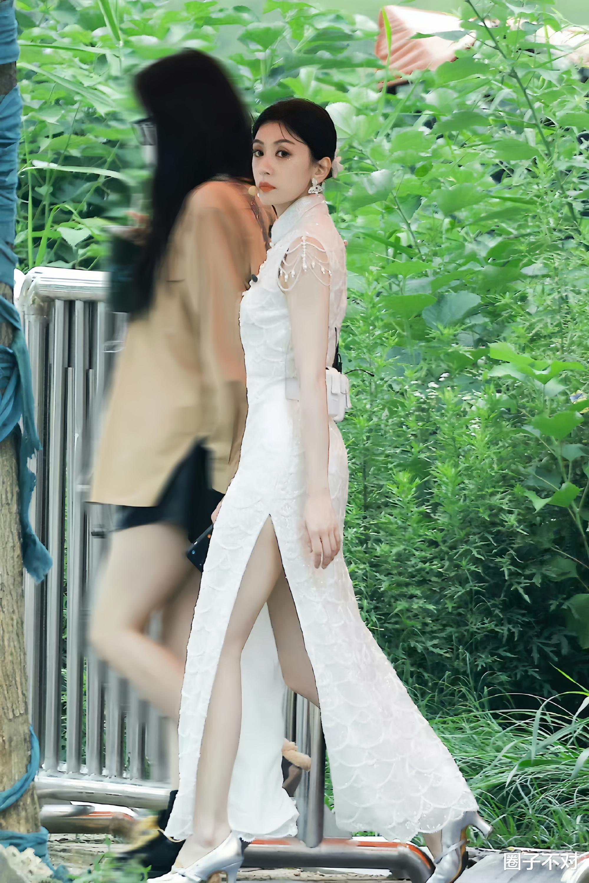 49岁贾静雯这身段也太绝了吧! 无袖白色旗袍, 优雅性感, 张扬高级!