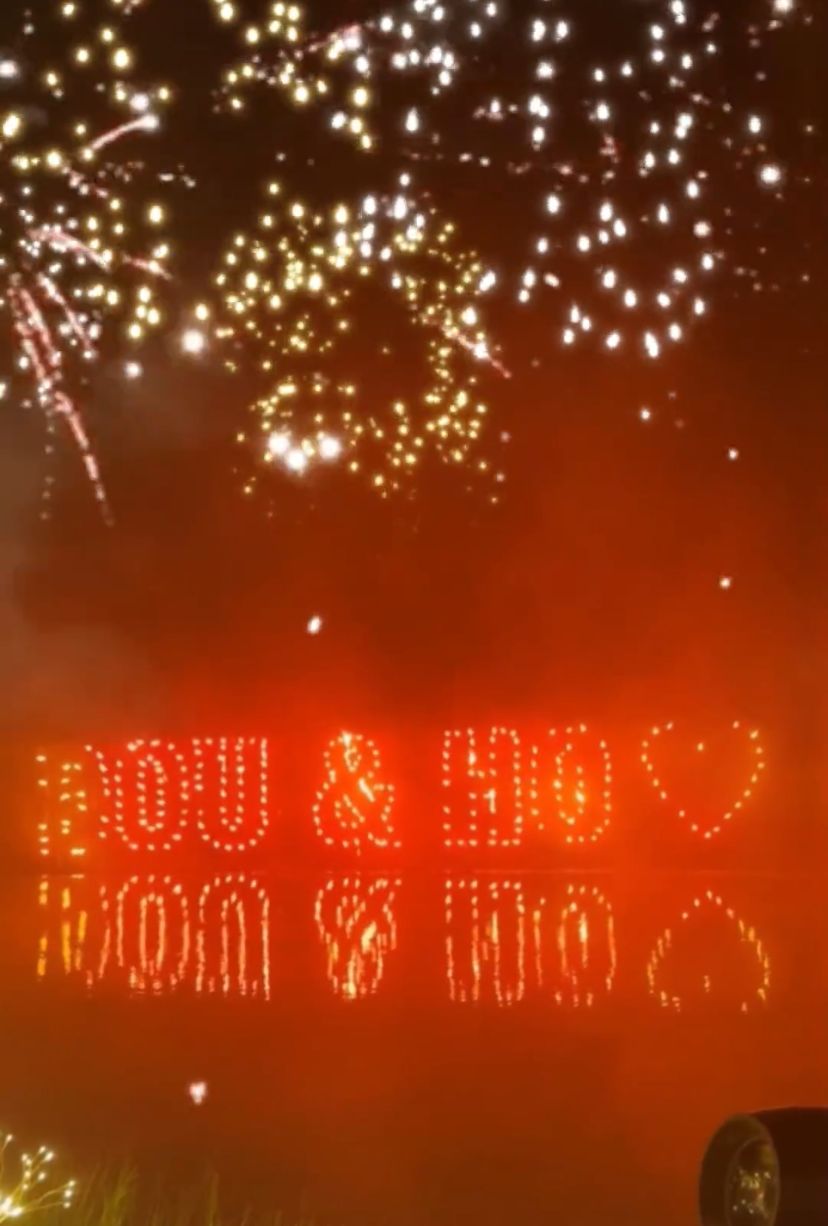 何超莲|何超莲说婚礼是窦骁一手包办的,礼服和皇冠好奢华,现场亲吻好甜