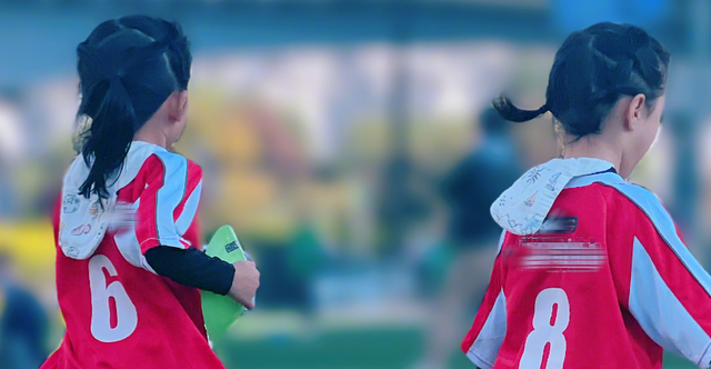 谢娜|谢娜晒照为女儿庆生，双胞胎一个像爸一个像妈，经常把妈妈感动哭