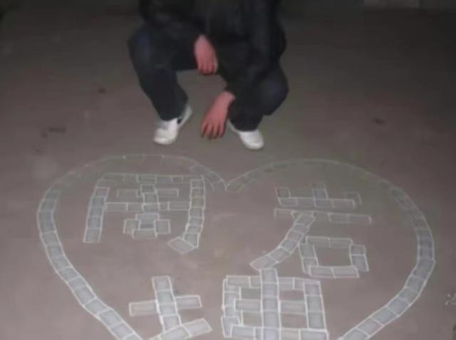 12年过去,拒绝“官二代”求爱被泼汽油毁容的周岩,过得还好吗?