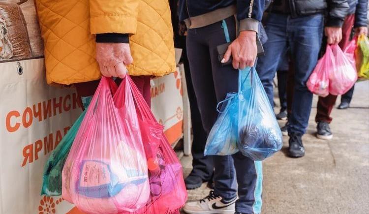 小吃|路边摊都往碗里套塑料袋,高温热汤直接倒在里面,不会有毒吗?
