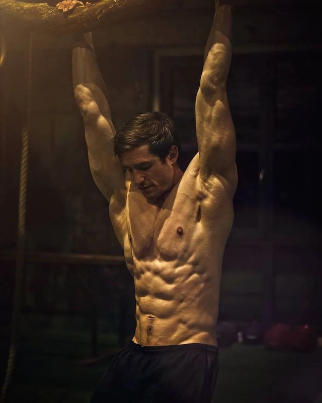 Sam Smith 创建健身社区，跟大家一起练六块腹肌！