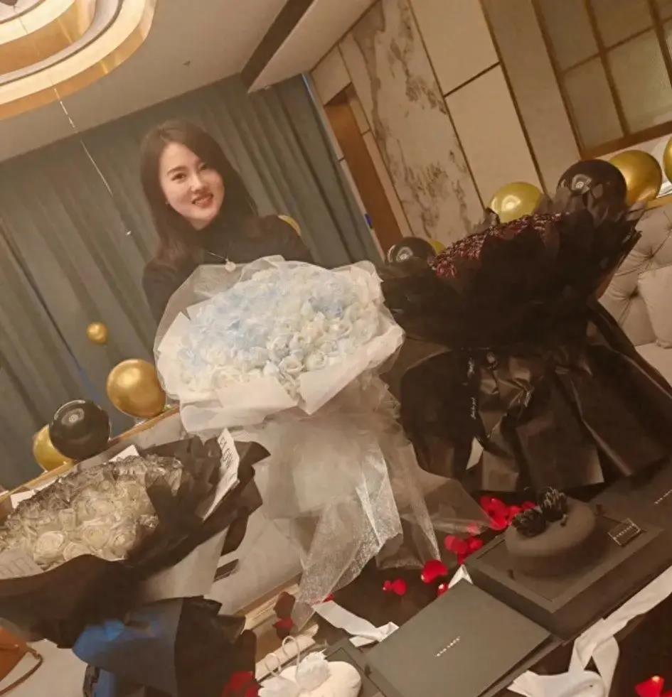 陈若琳享用7999元的黑天鹅蛋糕惹争议！奢侈？她对全红婵比自己好